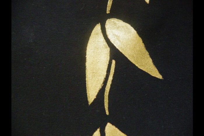 ハンドペイントTシャツ、裏側にハワイアンマイレレイとフラダンサー、USAのSサイズ
